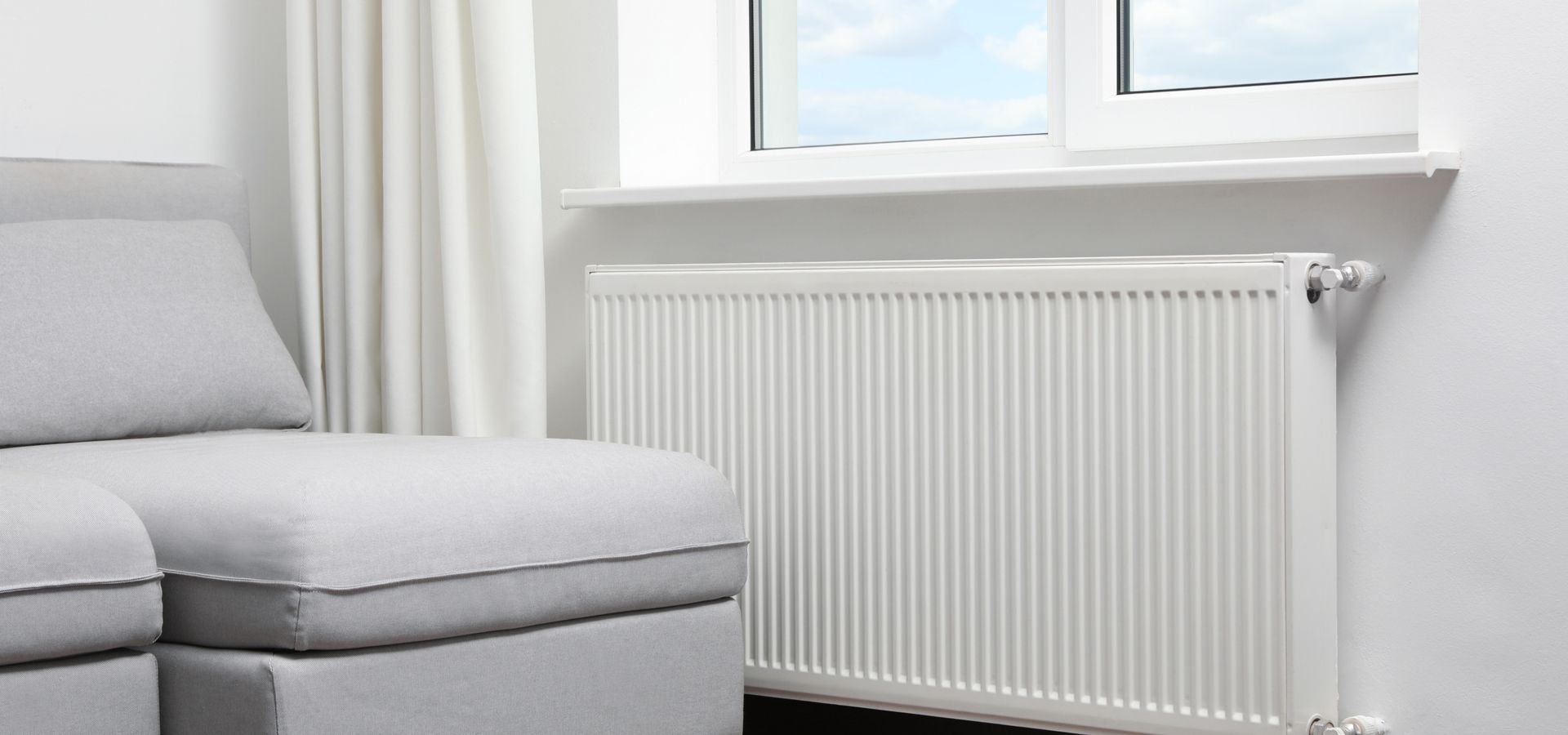 Ein Heizung an einer Wand in einem modernen Wohnzimmer